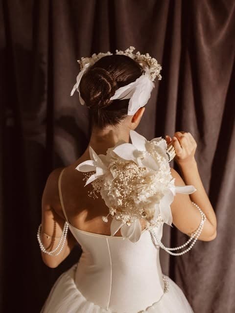 Coroa floral e buquê de flores preservadas brancas para noiva